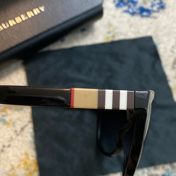New in box Burberry Sunglasses - Picture 14 of 16